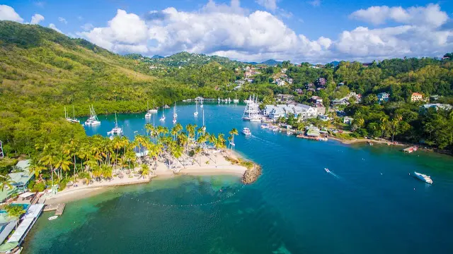 Marigo Bay à Sainte Lucie : iles des petites Antilles aux Caraïbes en mer des Caraïbes.