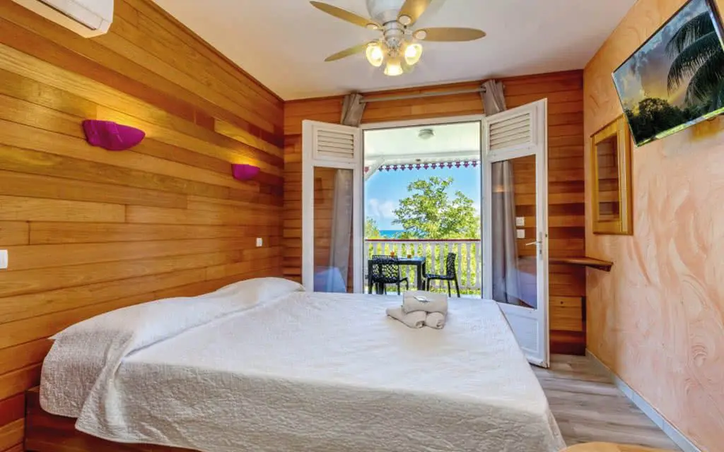 Chambre avec lit double avec vue sur la mer en Martinique pour un voyage pas cher à la résidence océane . 