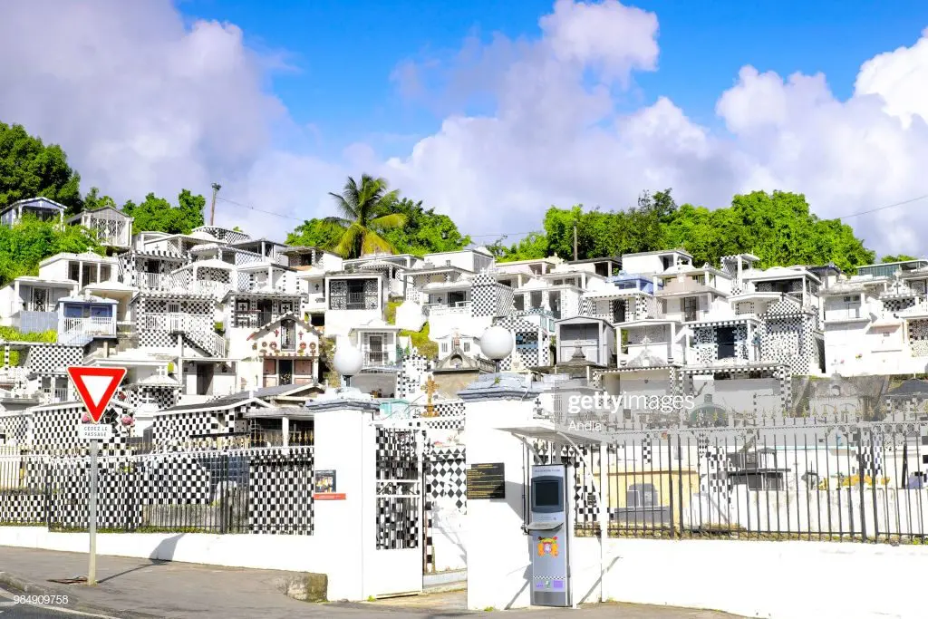 Cimetière de Morne à l'eau en Guadeloupe. Cimetière avec décoration de carreaux noir et blanc.