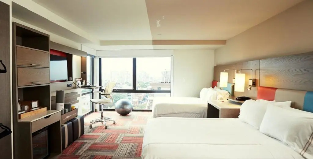 Even Hôtel Brooklyn : chambre spacieuse avec vue sur la ville de New York
