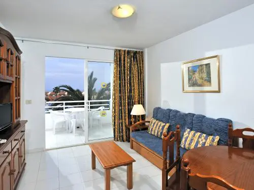 Salle séjour de l'hôtel à Fuerteventura tout inclus . Baie vitrée avec vue sur la mer.