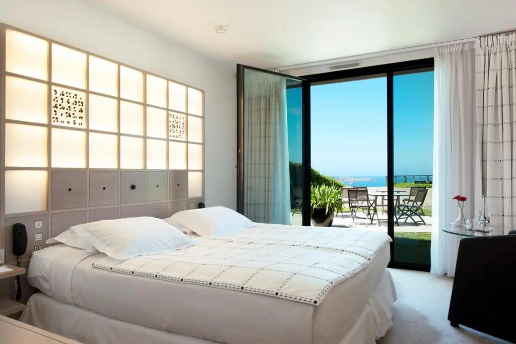 Agapa Hotel Spa Bretagne: chambre avec lit double et vue sur la mer