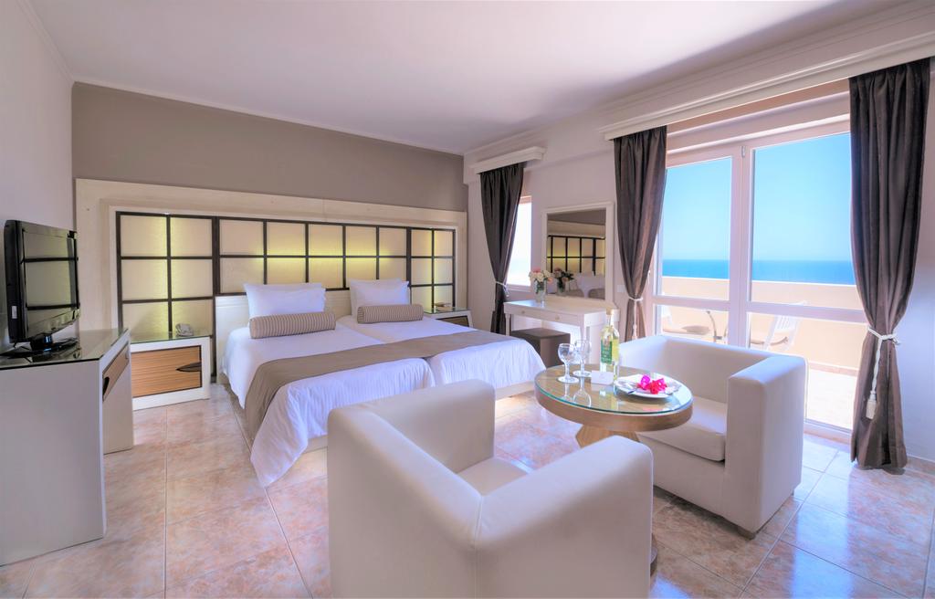 Chambre Athina Palace Resort  en hôtel 5 étoile avec baie vitrée et vue sur la mer Méditerranée.  Séjour all inclusive en  Grèce , Eretria