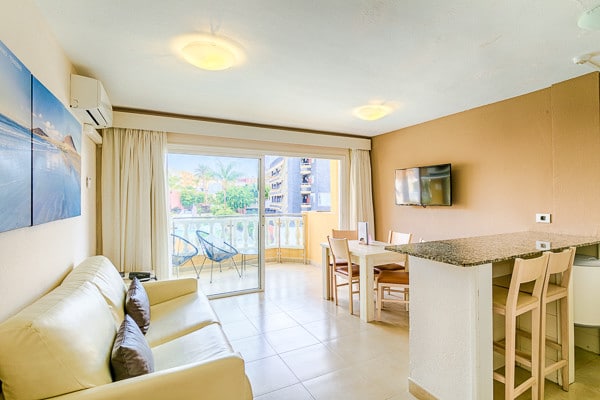 Chambre hôtel Framissima Alegro Isora pour un séjour tout inclus aux Canaries. Un appartement  avec séjour et terrasse. Baie vitrée avec vue sur la mer.