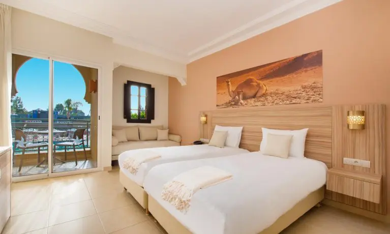 Chambre Iberostar Club Palmeraie Marrakech. Chambre avec lit double et vue sur le jardin + baie vitrée.