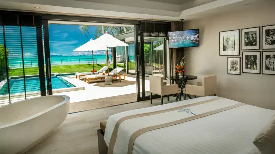 Chambre avec lit double, baignoire, piscine privée + chaise allongée + vue sur la plage