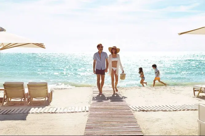 couple à la plage durant un séjour en Grèce tout compris