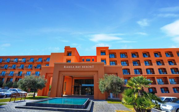 Ramlay Bay Resort à Malte : accueil de l'hôtel 4 étoile. Hôtel avec piscine à l'entrée. Lieu d'hébergement pour des séjours demi pension à Malte.