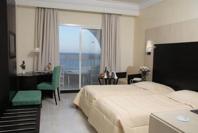 Chambre  avec lit king size et terrasse. Magnifique vue sur la mer .