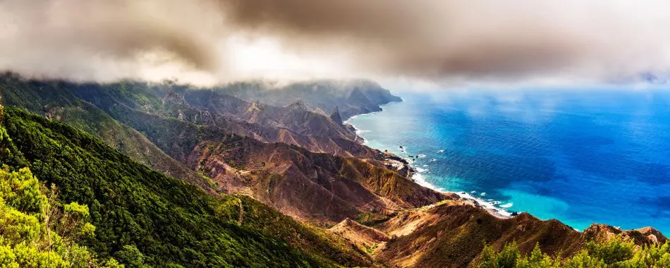 Massif montagneux Anaga à Tenerife  touche les nuages et fait face à la mer.