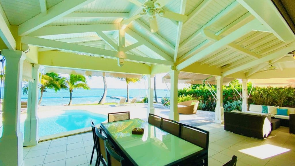 Villa Monoi : location villa Saint Francois en Guadeloupe.
Vue intérieure de la villa avec sa piscine + vue sur la plage qui est à proximité. 