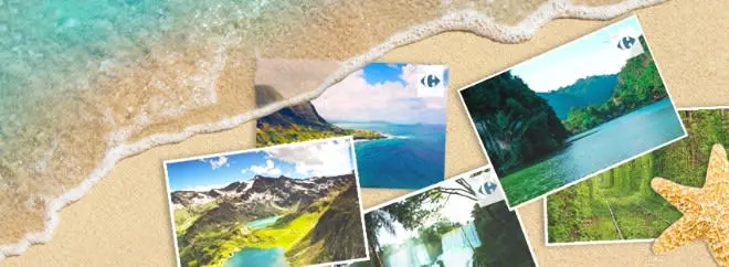 Carrefour voyage accepte les chèques vacances ANCV pour payer son voyage. Carte postale avec des paysages posés sur le sable à la plage.