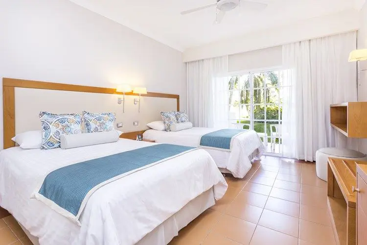 Chambre Deluxe avec deux lit double séparés dans une pièce spacieuse. Chambre avec vue sur le jardin tropical. 