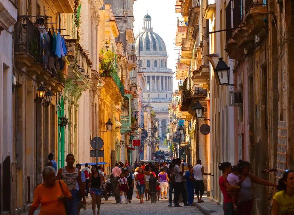 ruelle à la Havane avec habitant qui déambule dans la rue principale. Ville ancienne avec architecture coloniale.