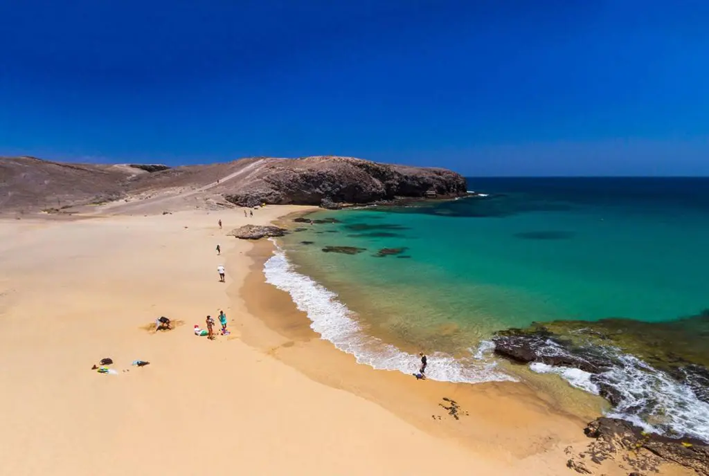 Plage à Lanzarote îles des Canaries à choisir pour les vacances. Grande étendue de sable face à la mer.