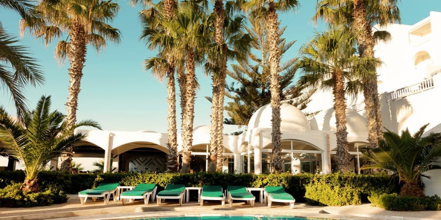 Piscine de l'hotel Sentido Aziza Beach Golf & Spa à Hammamet. Belle piscine avec transats avec palmiers.