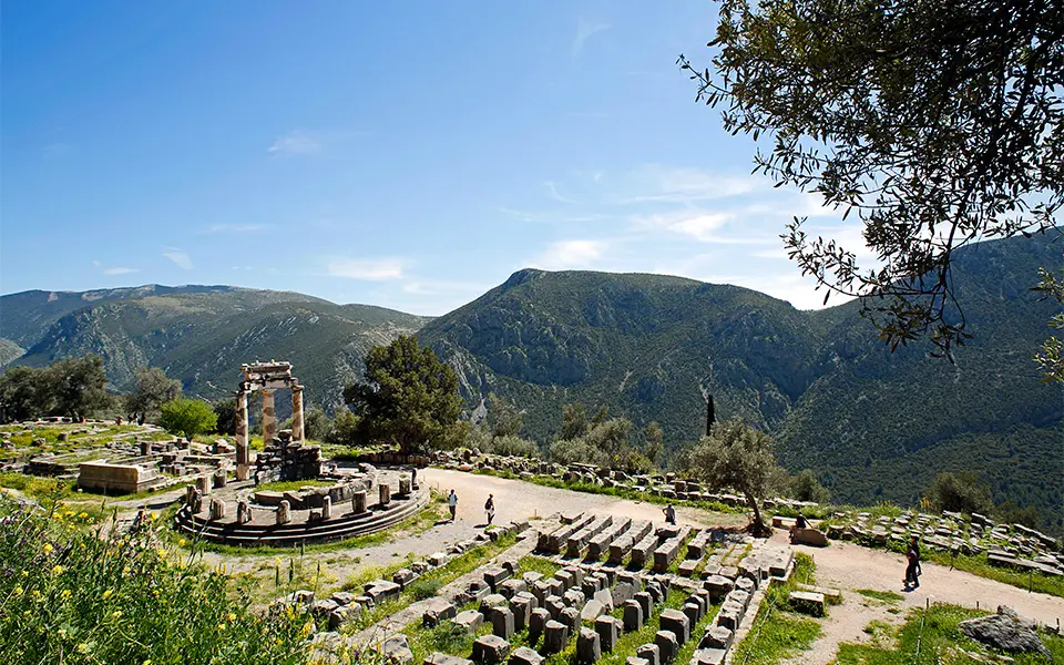 La Tholos , le sanctuaire de la déesse Athéna à Delphes en Grèce: site archéologique. 