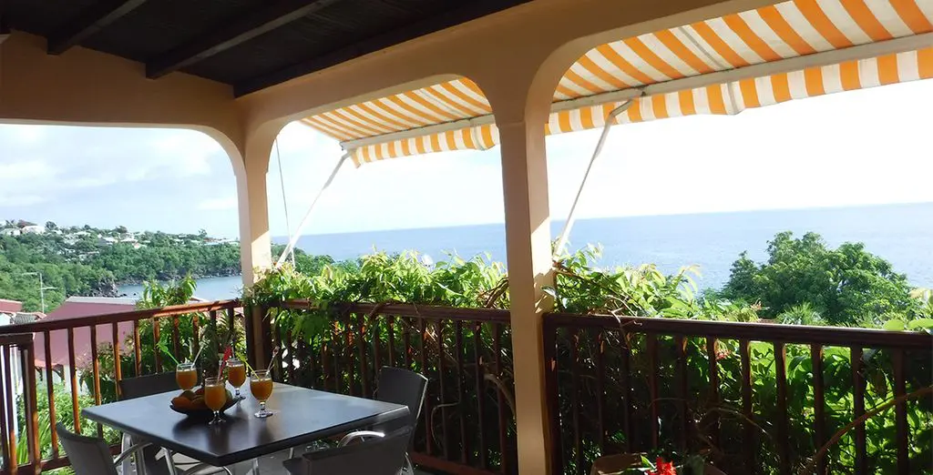 Terrasse avec vue sur la mer en Guadeloupe avec Pommes cannelles