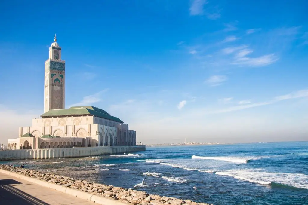 Ville moderne de Casablanca avec sa mosquée et immense minaret face à la mer.