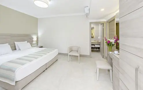 Chambre Bodrum Park Resort. Grande Chambre avec décoration , couleur blanche et lit double king size
