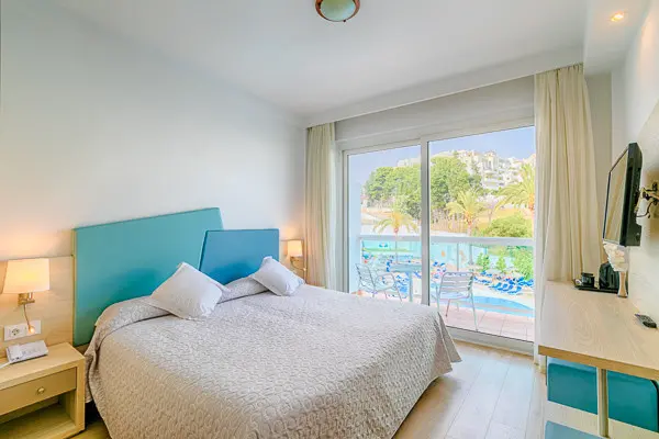 Chambre deux personnes pour des vacances à Malaga. Chambre avec lit double + terrasse + vue sur piscine et vue sur la mer