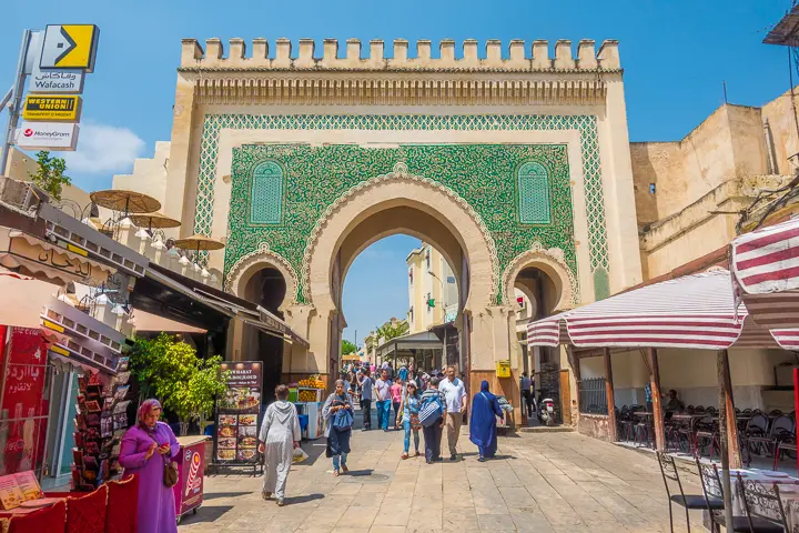 Visiter fès , ville emblématique du Maroc avec sa fameuse porte d'entrée antique de l'ère islamique.
