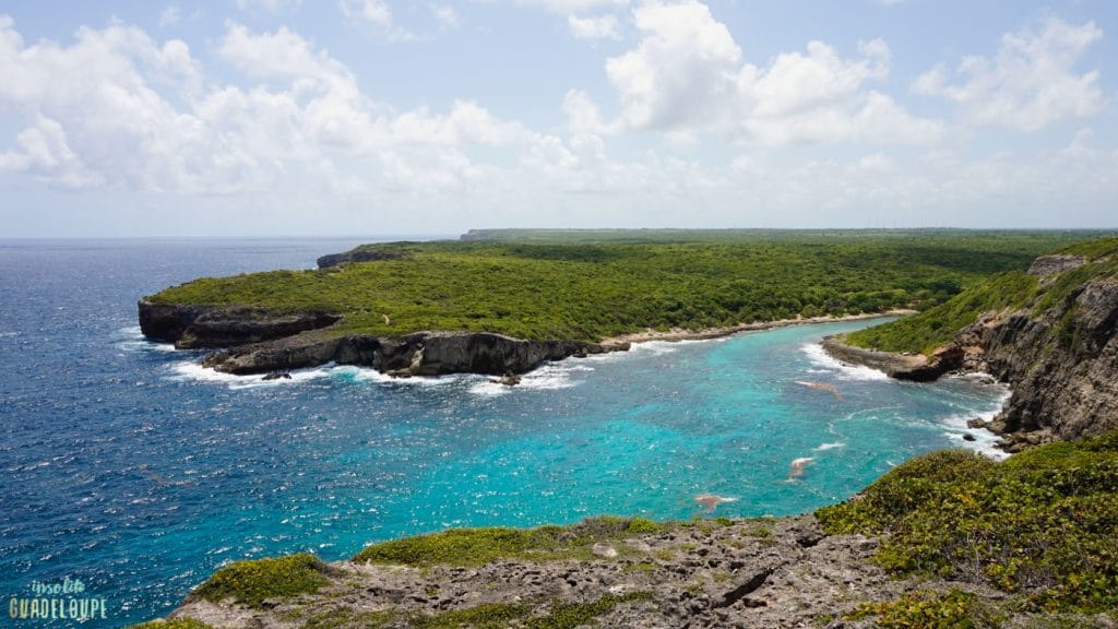 Porte d'enfer en  Guadeloupe : lieux à visiter en Grande Terre avec de belles plages et falaise à Anse Bertrand . 