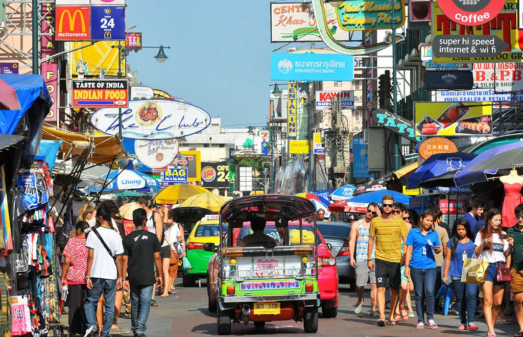 Rue de Bangkok, quartier de Khao San . 