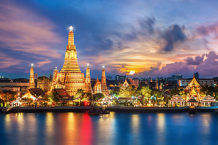 Ville de Bangkok capitale de la Thaïlande en pleine nuit . 