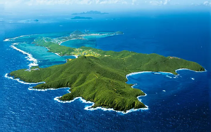 Vue  d'ensemble de l'île Canouan : ce qu'il faut visiter et faire dans l'archipel Saint Vincent les Grenadines . 