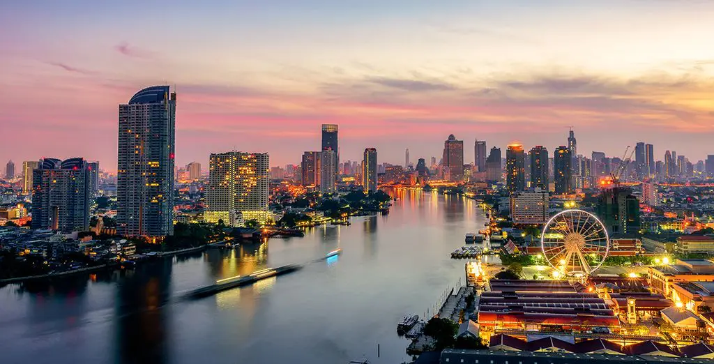 Vue aérienne de la ville de Bangkok en  Thaïlande avec ses grattes ciel et son fleuve Chao Praya .