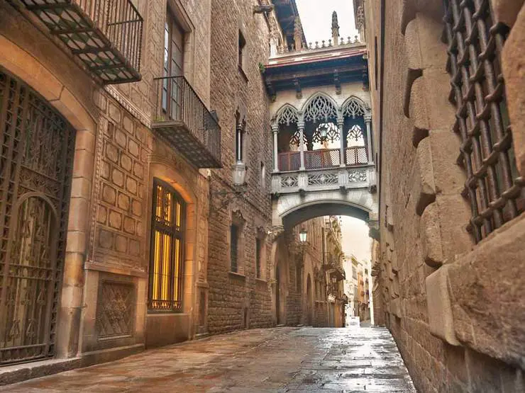 A visiter : Le quartier Gothique de Barcelone . 