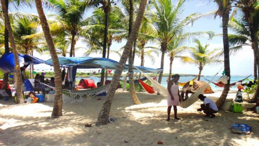 camping à la plage en Guadeloupe lors des vacances de Pâques . 