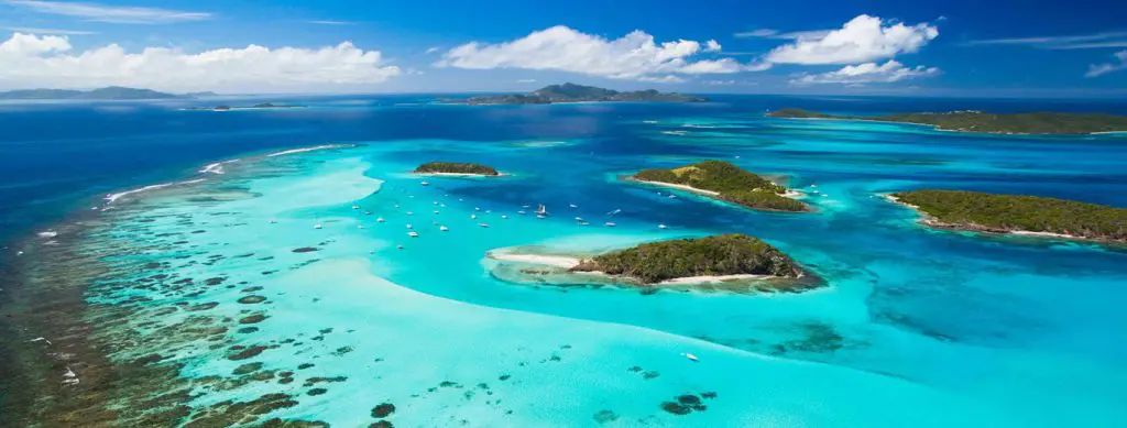 Visiter les îles Grenadines et faire  une croisière en catamaran . 