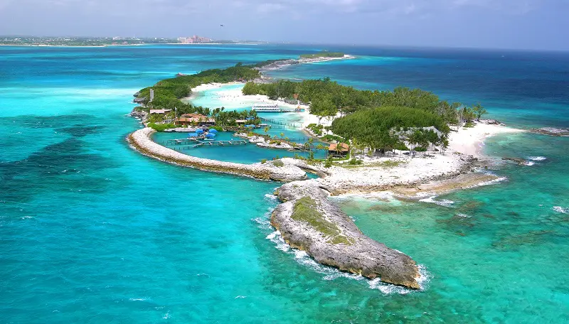Ce qu'il faut visiter aux Bahamas: faire une excursion à Blue Lagoon Island près de Nassau . 