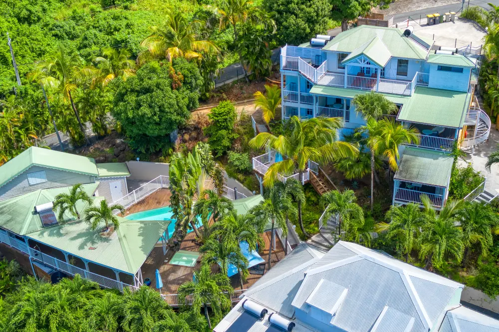 Vue aérienne de la location de vacances Coco Lodge à Deshaies en Guadeloupe, pour des séjours d'une à deux semaine . Hébergement dans un jardin tropical avec cocotiers et piscine . 