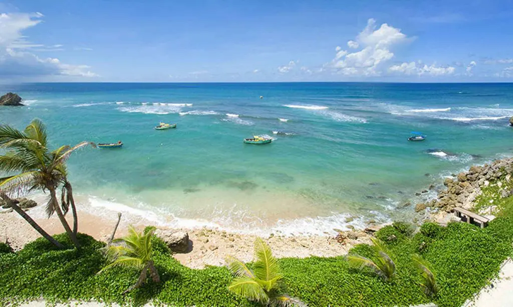 Vue panoramique de la baie : Tent Bay à la Barbade , baie avec des bateaux de pêche .