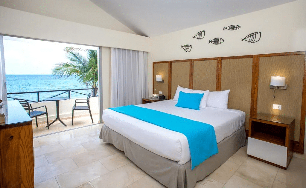 Chambre avec terrasse et vue sur la mer pour des vacances à Punta Cana dans un hôtel 5 étoiles .
