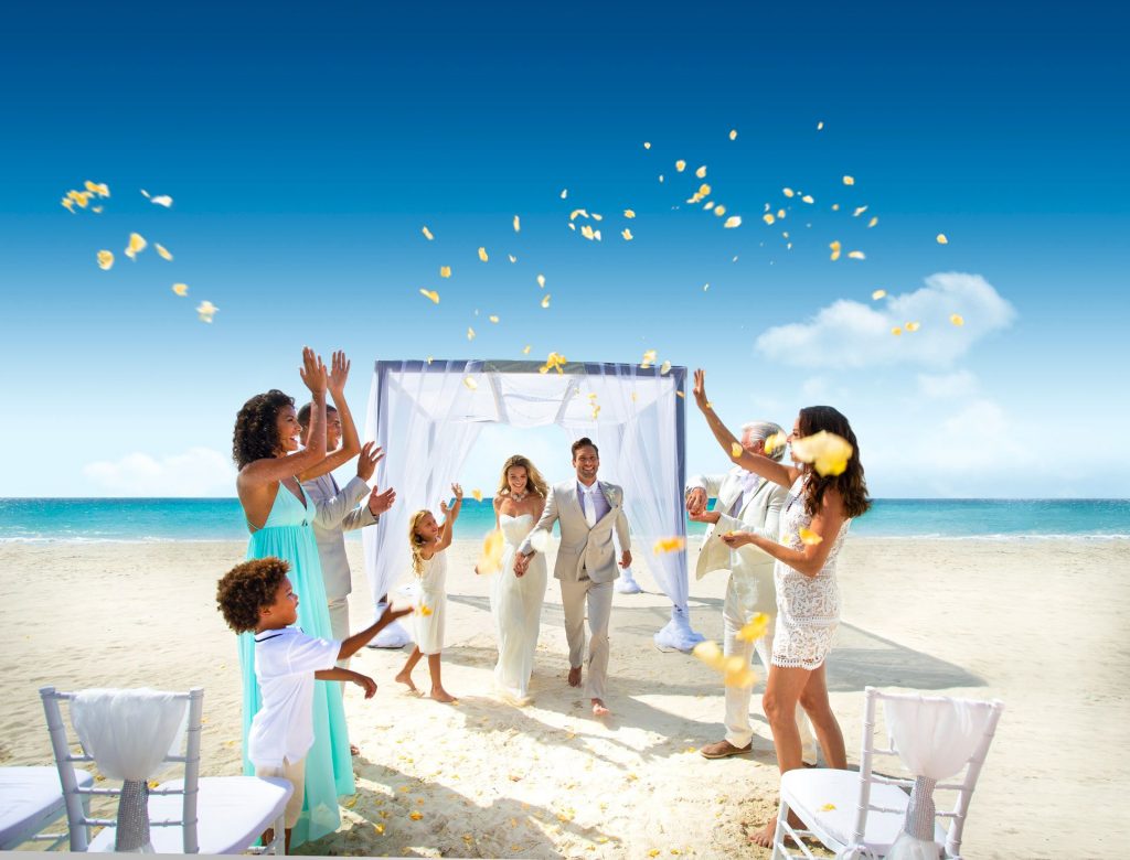Célébration mariage sur une belle plage des caraïbes avec les femmes d'honneur et invités . 
