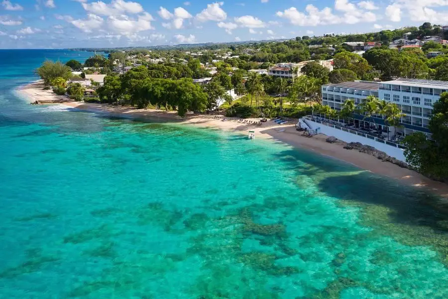 Hotel Waves à Saint James , proche d'une des plus belles plages de la Barbade  .