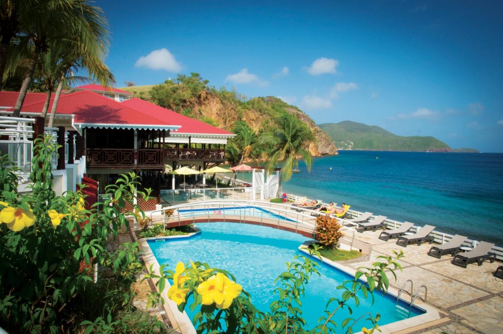 Gites Bois Joli à Terre de haut au Saintes en Guadeloupe . Hotel de charme face à la baie des Saintes . 