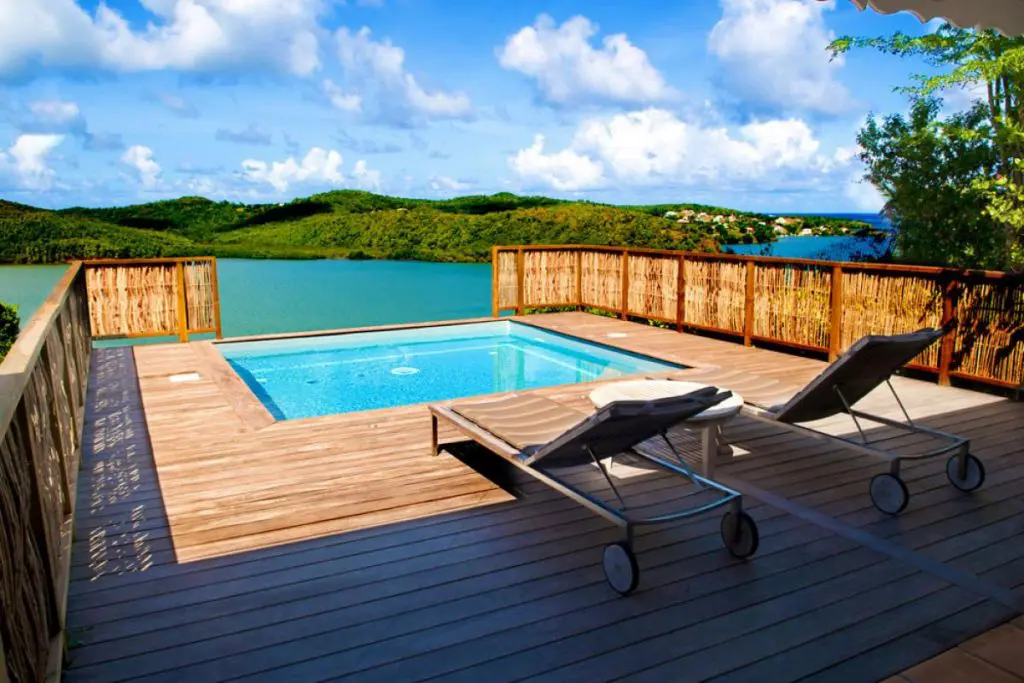 Hotel restaurant plein soleil Martinique au François .  Hotel avec piscine privée et transat face à la mer . 