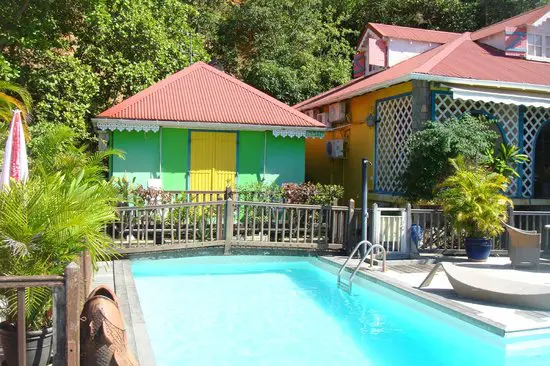 Les Petits Saints Hôtel restaurant à terre de haut aux îles des Saintes en Guadeloupe . Gîtes de vacances de bungalows créoles avec piscine face à la plage . 