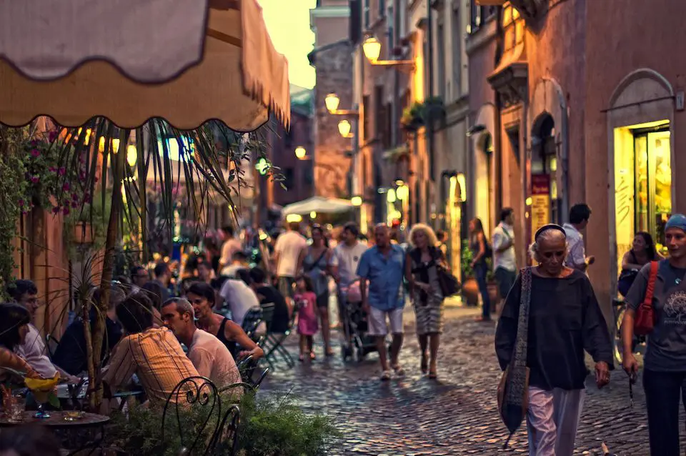 Visiter Trasteverse la nuit pour faire le tour des restaurants 