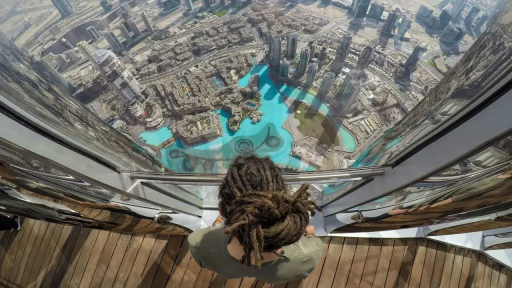 Vue panaramique de la vie de Dubai du point de vue du Burj Khalifa