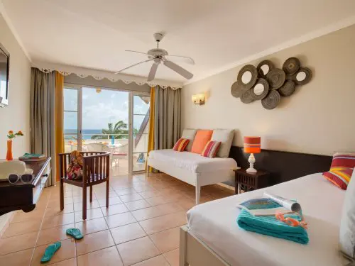 Chambre Premium  avec terrasse face avec vue sur le jardin et la plage . 
