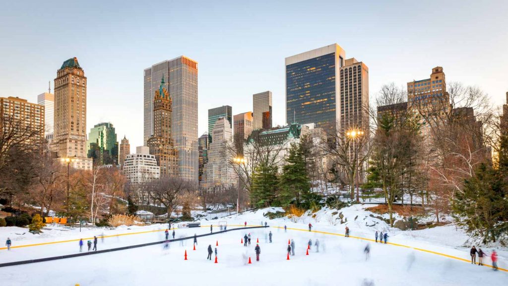 Faire de la patinoire à Central Park au centre de la ville de New York