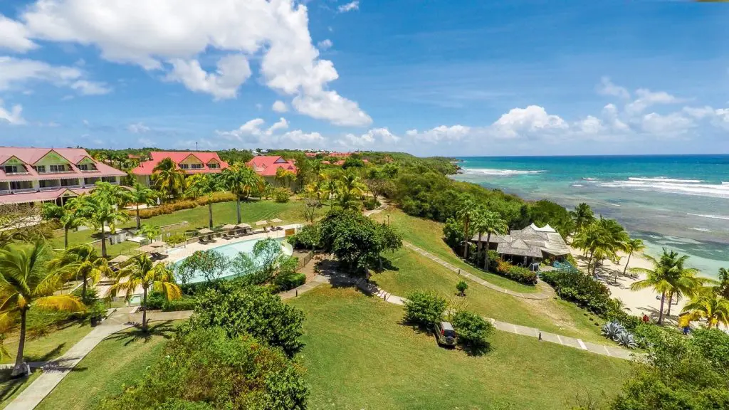 vue aérienne du Club de Vacances de Sainte Anne en Guadeloupe proche de la plage du Helleux . 
