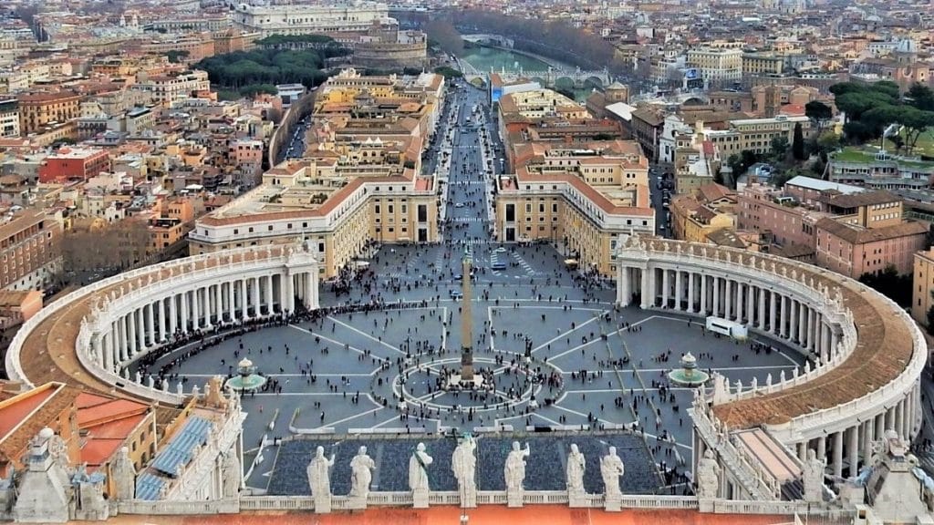 Vue aérienne de la Basilique de Saint Pierre à Rome: endroit à visiter