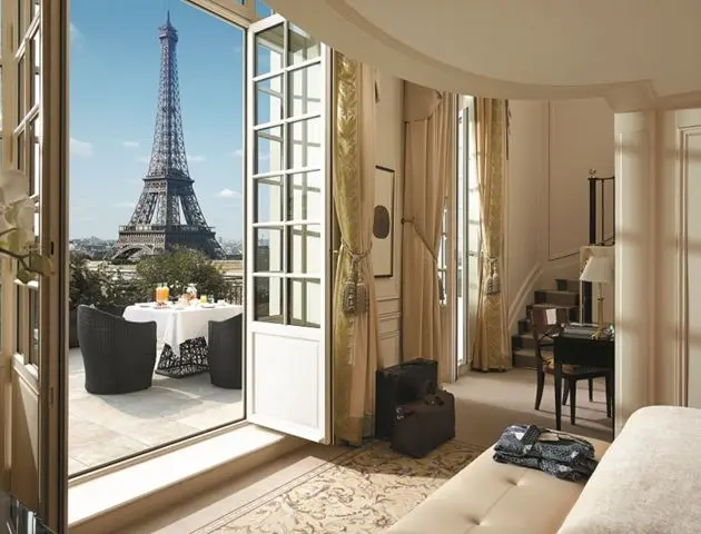 Hotel Shangri avec une belle vue sur la Tour Eiffel et très apprécié par les amateurs des hôtels de luxe 5 étoiles à Paris . 
